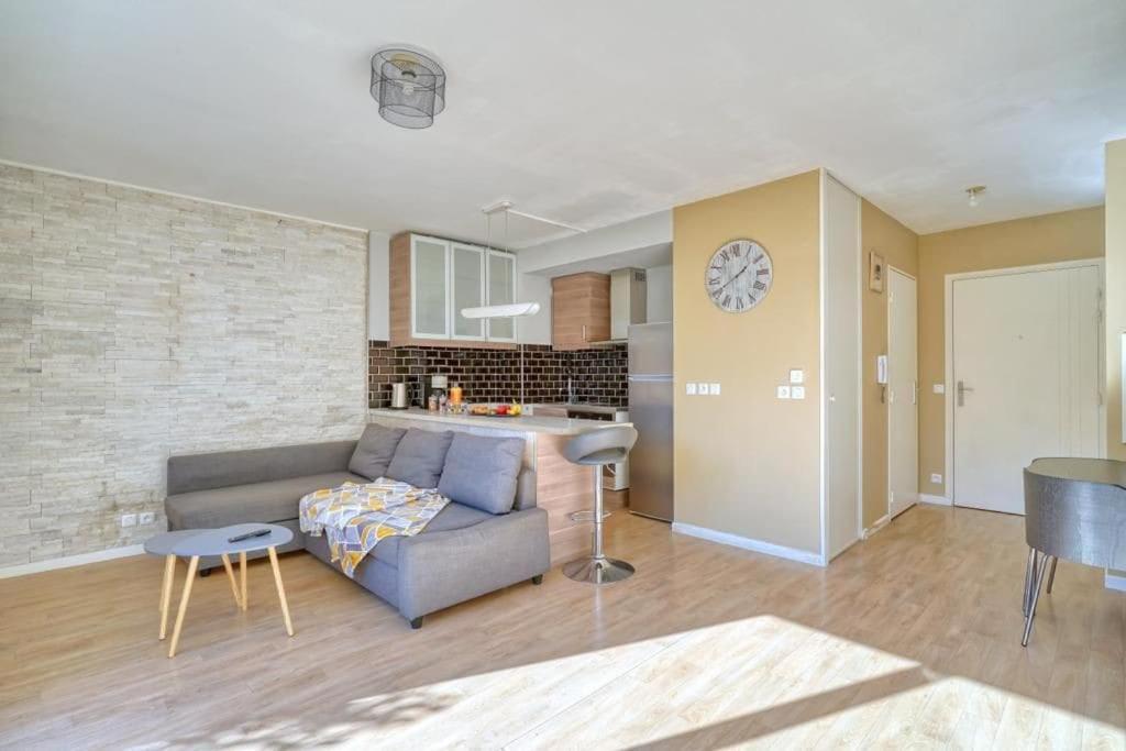 Charmant Studio Avec Terrasse Et Parking Corbeil-Essonnes Eksteriør billede